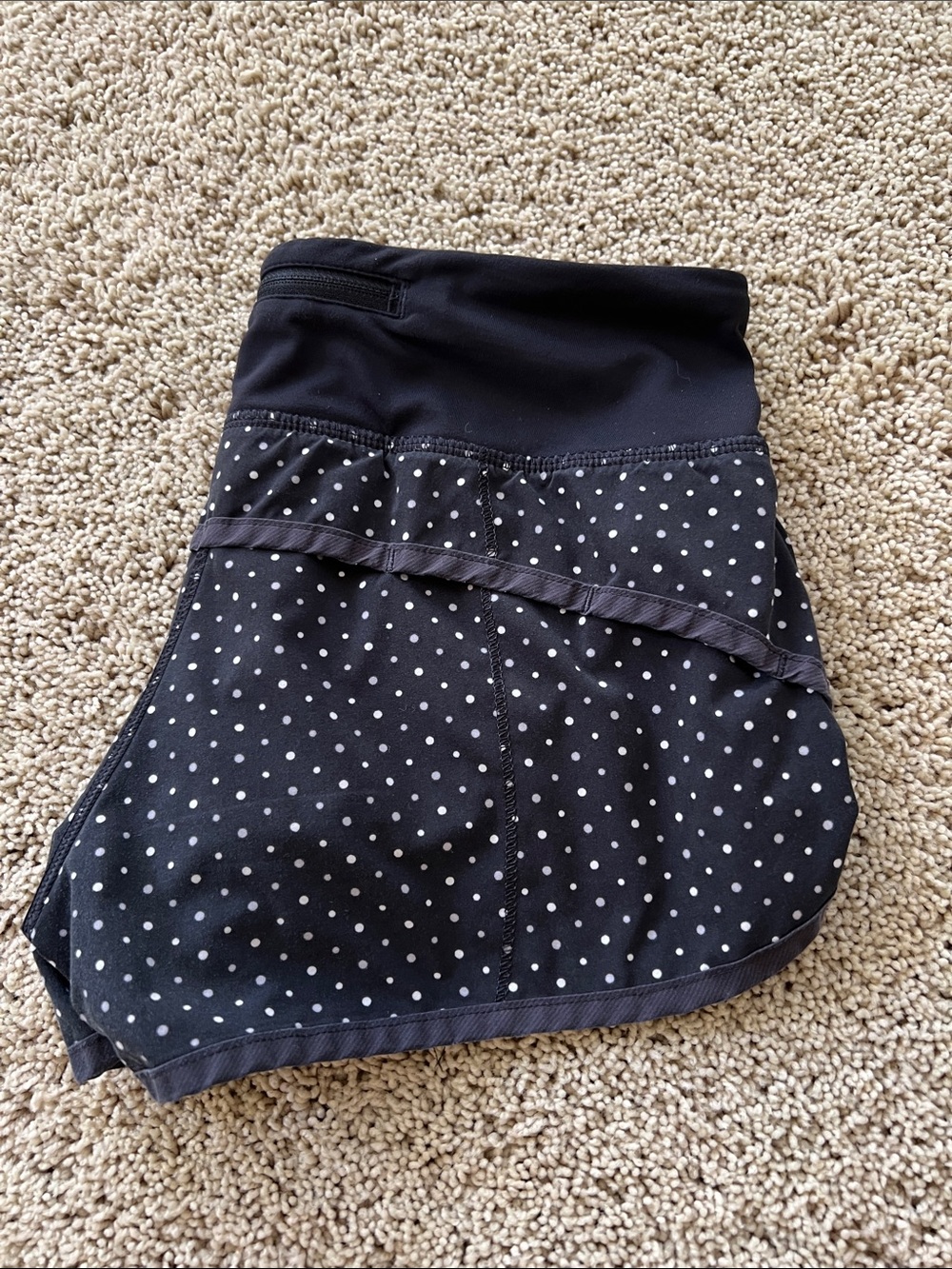 Lululemon Low-Rise 2.5” Black Polka Dot Speed Up Shorts - Picture 5 of 5